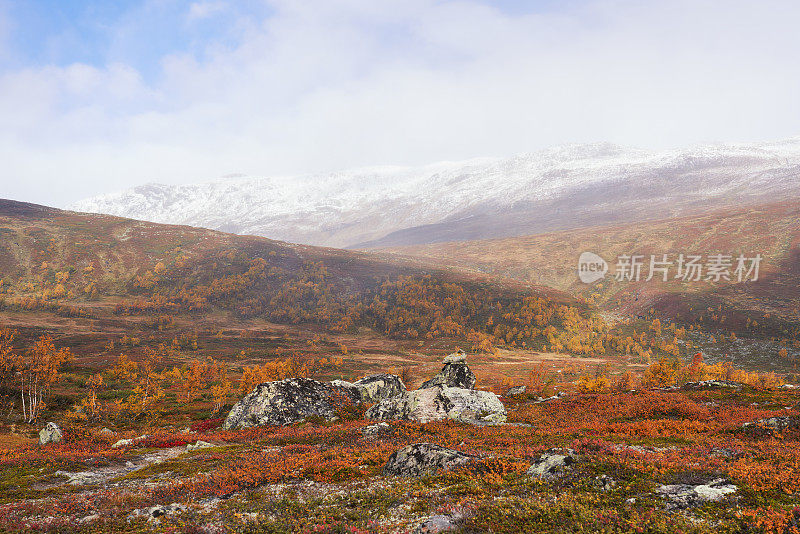 挪威Hemsedal Buskerud，秋天的山景与石堆和小径